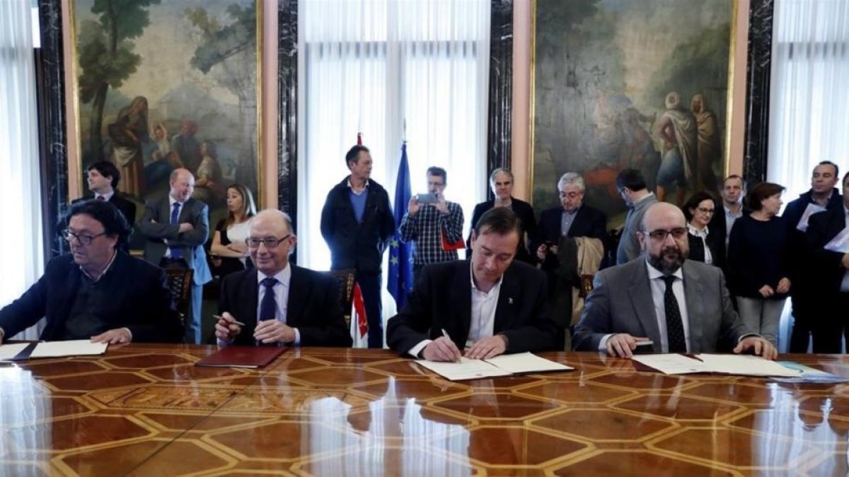 El ministro de Hacienda, Cristobal Montoro, y los representantes sindicales durante el firma del acuerdo salarial del 2017, en una imagen de archivo.-/ EFE / SERGIO BARRENECHEA