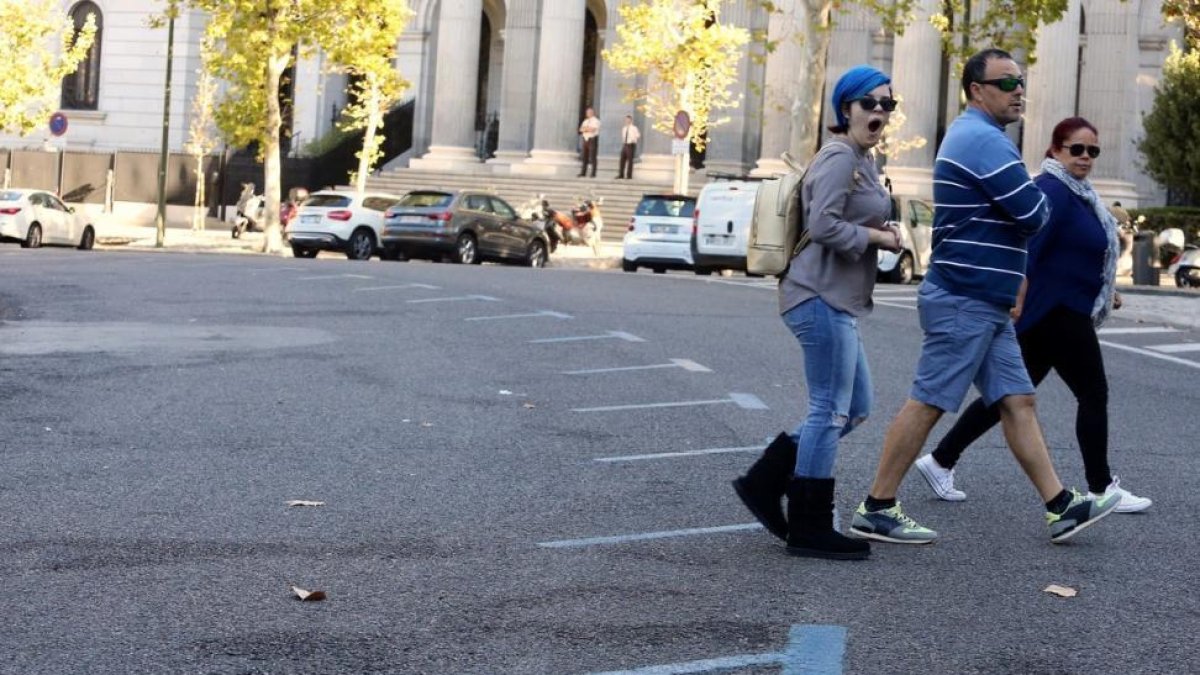 Prohibición de aparcamiento en el centro de Madrid por alta contaminación.-/ JUAN MANUEL PRATS
