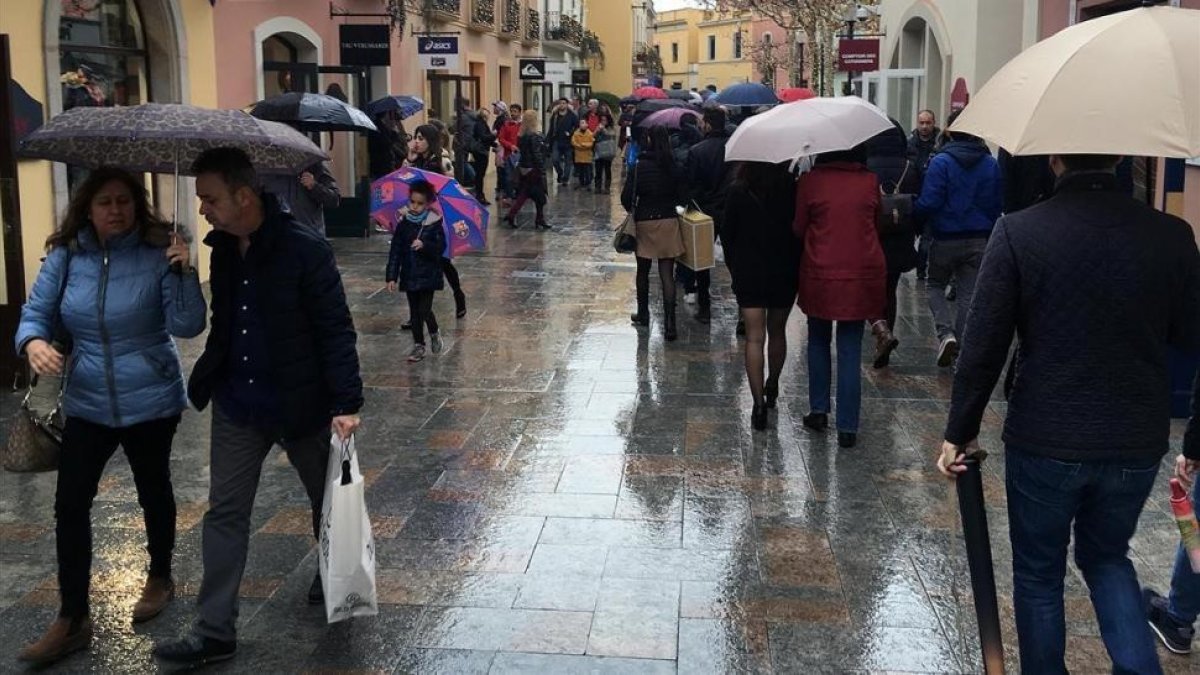 Inicio de las rebajas en el centro comercial de La Roca Village.-JORDI COTRINA