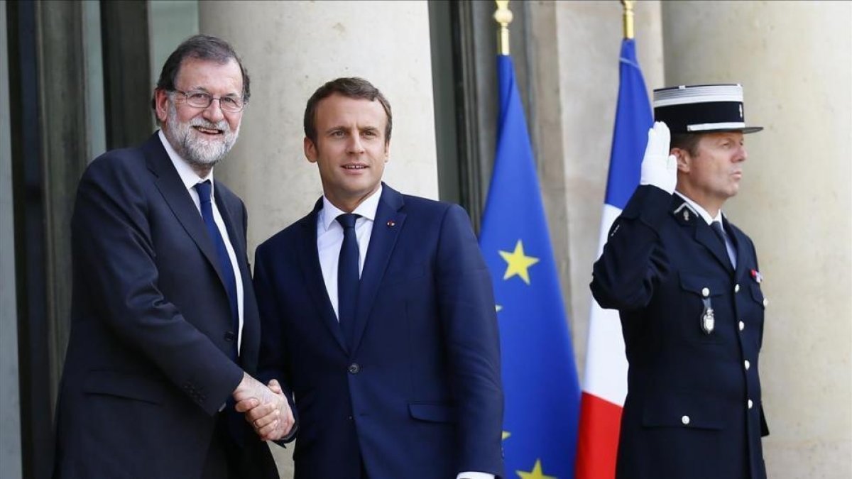 El presidente de Francia Emmanuel Macron recibe al presidente español Mariano Rajoy a su llegada en el Palacio del Elíseo este lunes-FRANCOIS MORI