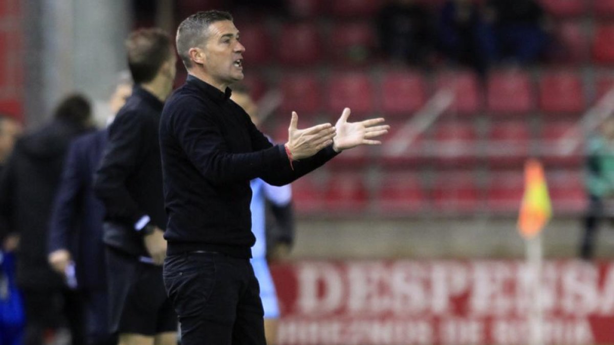 Carrión da indicaciones a sus jugadores desde la banda de Los Pajaritos.-Mario Tejedor
