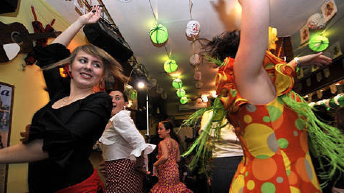 Varias mujeres bailan sevillanas en la pasada edición de la Feria. / F.S.-