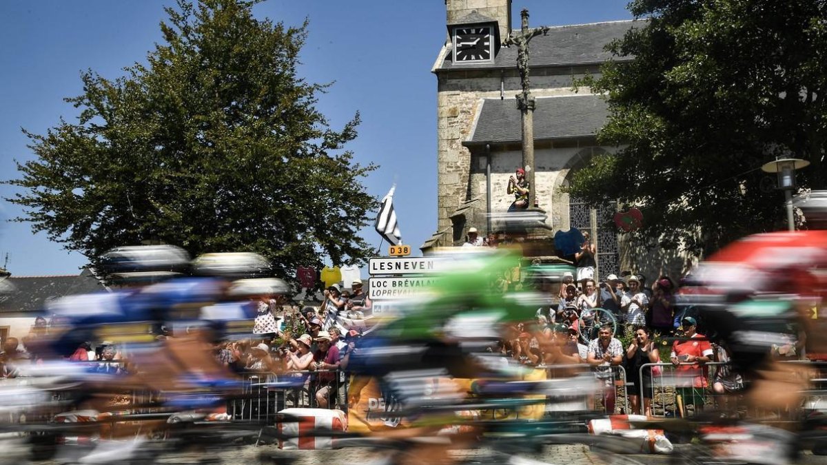 Los ciclistas del Tour durante la sexta etapa. /-MARCO BERTORELLO (AFP)