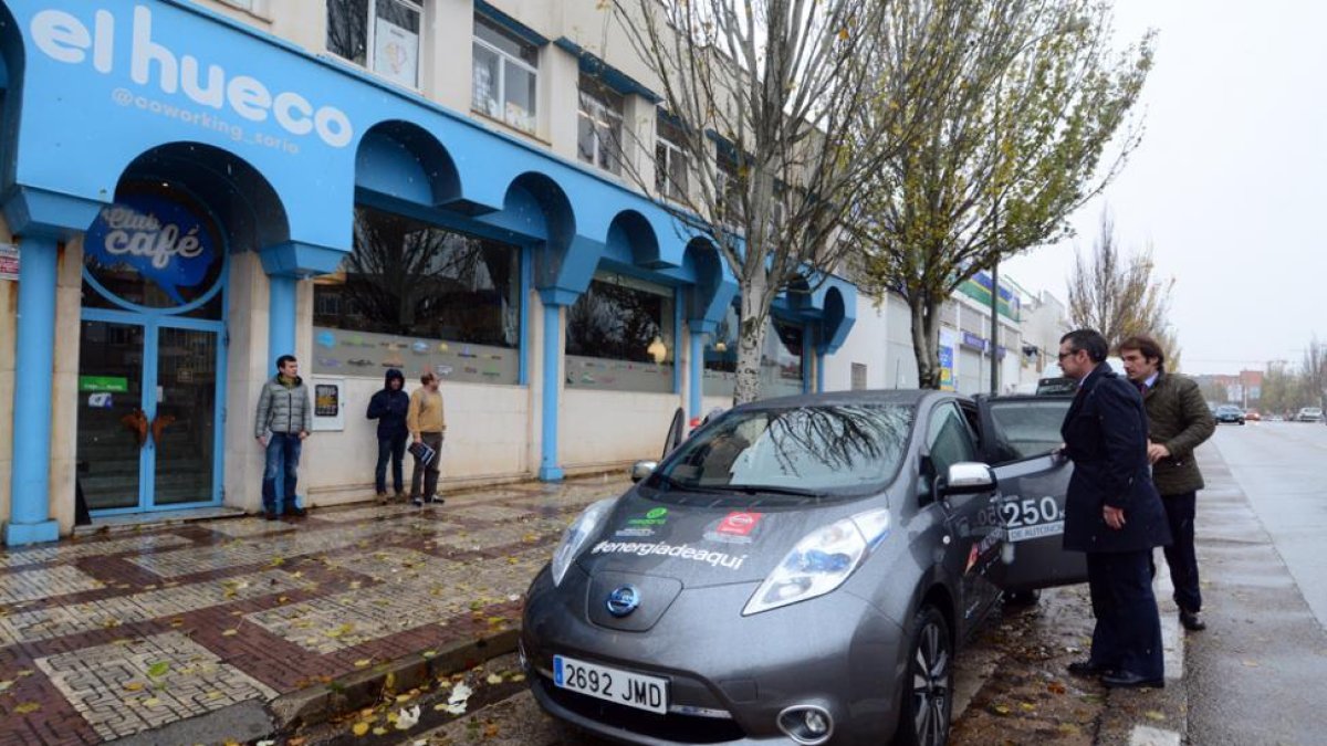 González y Pons junto al Nissan Leaf con el que comienzan las pruebas.-ÁLVARO MARTÍNEZ