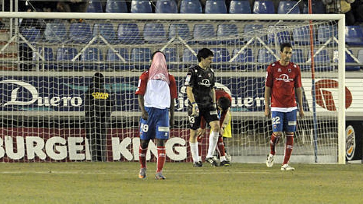 Los jugadores del Numancia desolados tras uno de los goles del Barça B. / A. Martínez-