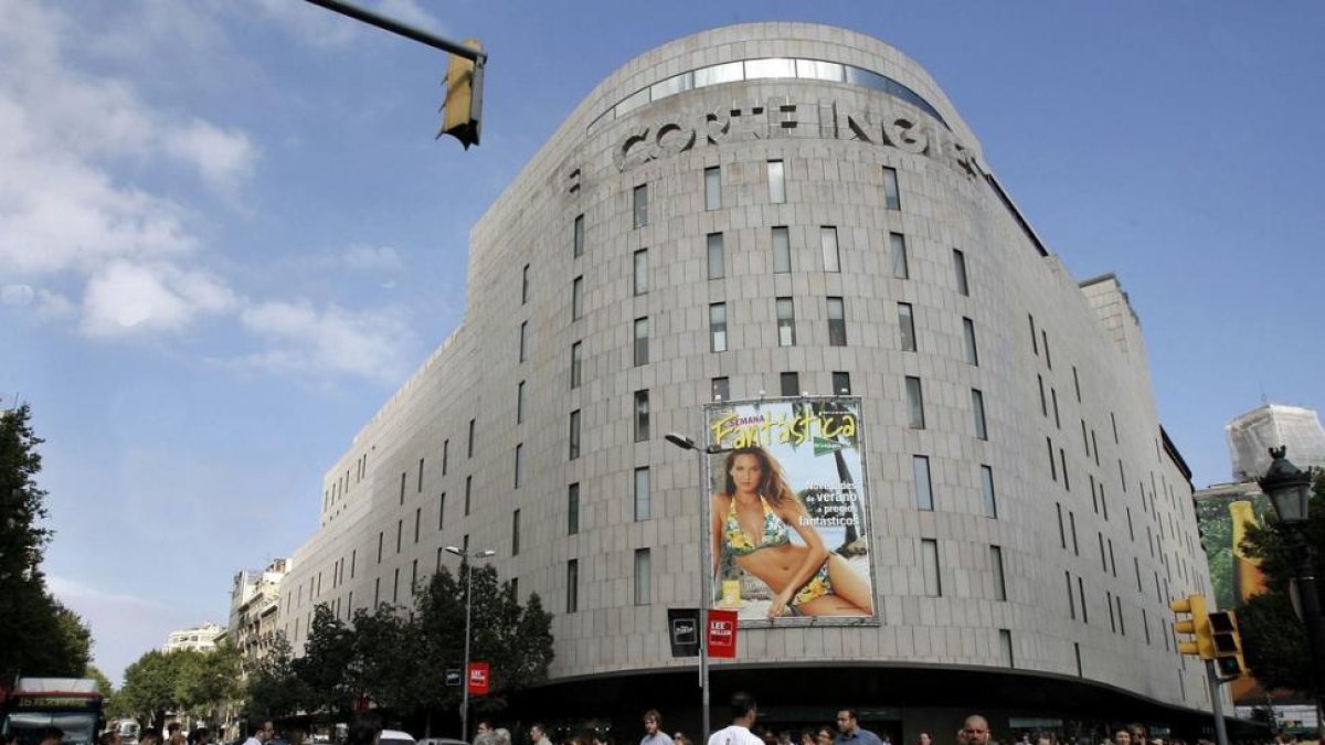 El Corte Ingles de plaza de Cataluna en Barcelona, primera inversión de Zambal.-JULIAN MARTIN (EFE)