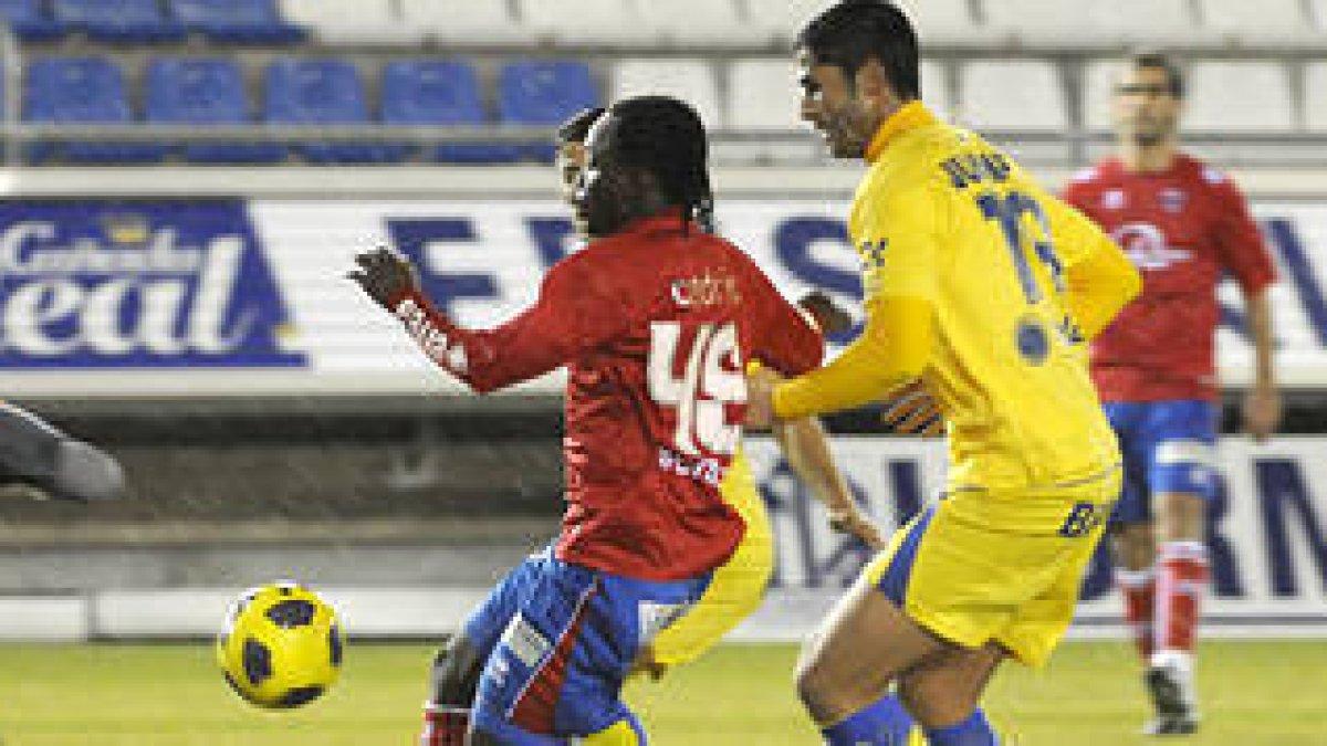 Cedric en el encuentro del curso pasado ante Las Palmas. / V. Guisande-