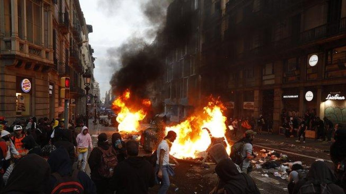 Barricadas en una de las calles de Barcelona.-FERRAN NADEU