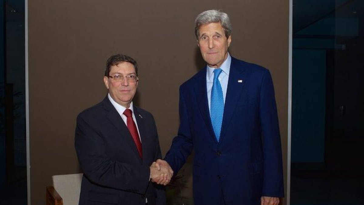 Apretón de manos entre el secretario de Estado de EEUU, John Kerry, y su homólogo cubano, Bruno Rodríguez, el jueves en Panamá.-Foto: REUTERS