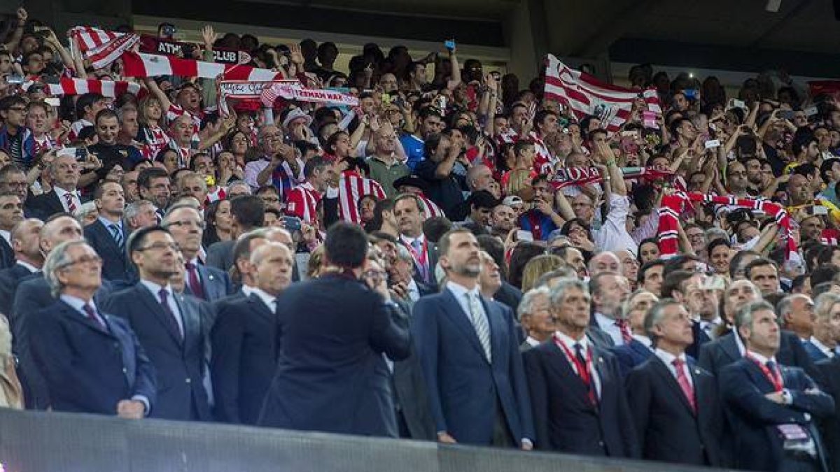 El Rey escucha el himno español entre pitos durante la final de la Copa del Rey entre el Barça y el Athletic en el Camp Nou.-Foto: JORDI COTRINA