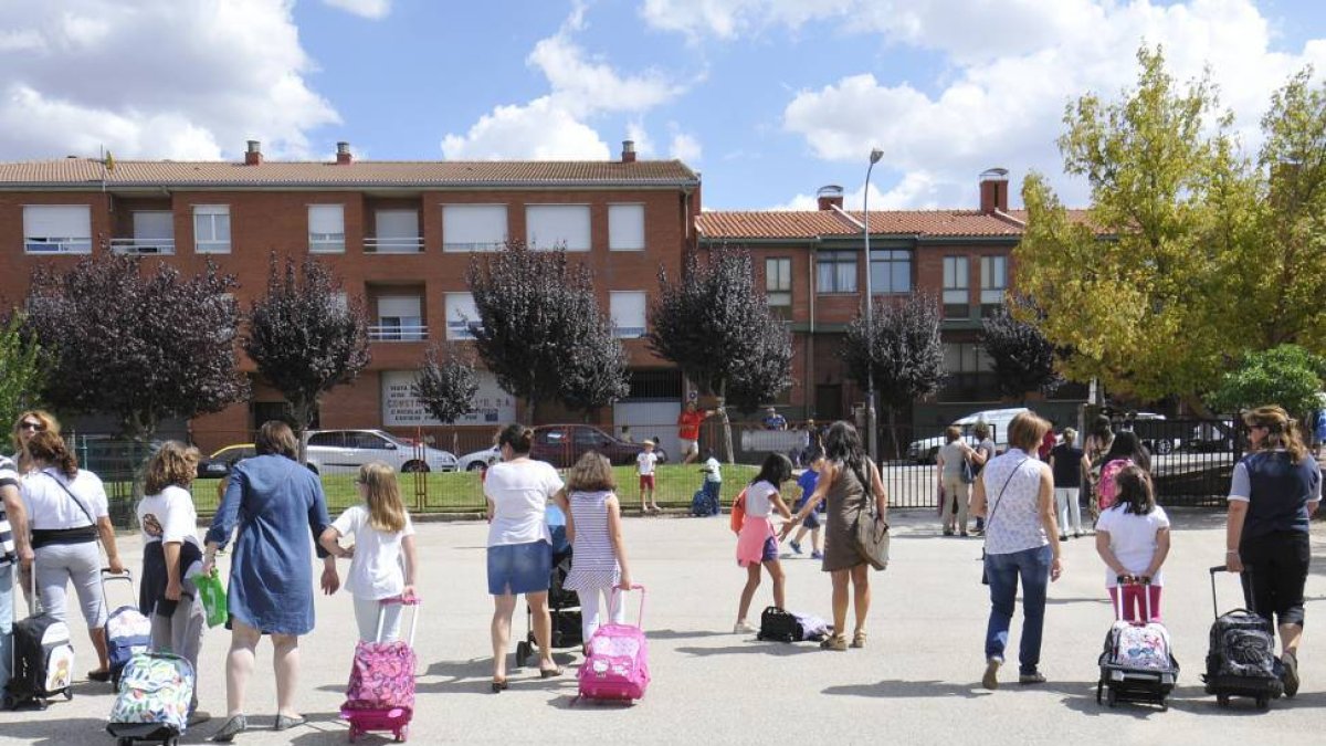Imagen de archivo de escolares en un inicio del curso.-VALENTÍN GUISANDE