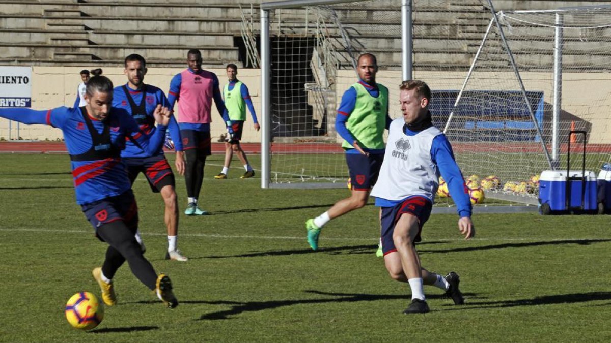 Marc Mateu y Dani Nieto, durante el primer entrenamiento, ayer, tras las vacaciones de Navidad.-MARIO TEJEDOR