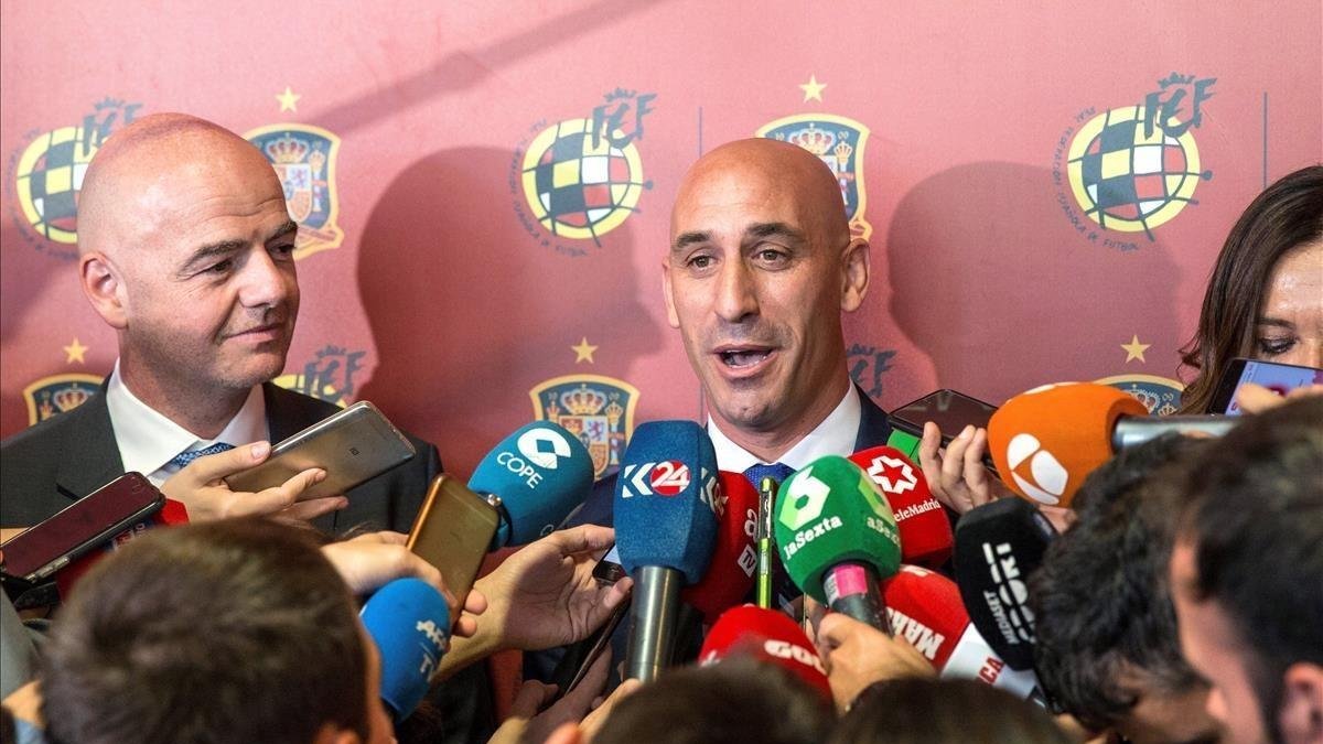 Luis Rubiales atiende a los medios, al lado del presidente de la FIFA, Gianni Infantino, tras la asamblea de la federación /-RODRIGO JIMENEZ