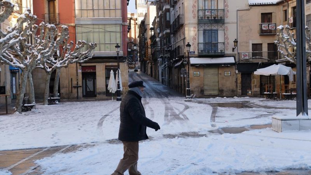 La plaza de Ramón Benito Aceña, nevada.-LUIS ÁNGEL TEJEDOR