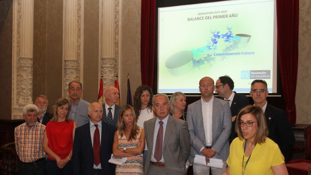 Ángeles Armisén, junto a su equipo de Gobierno.-ICAL