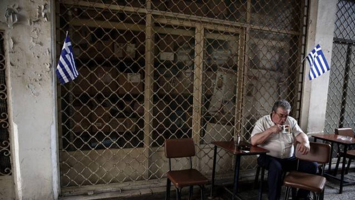 Un hombre bebé un café en Atenas.-Foto: Yorgos Karahalis / AP / YORGOS KARAHALIS