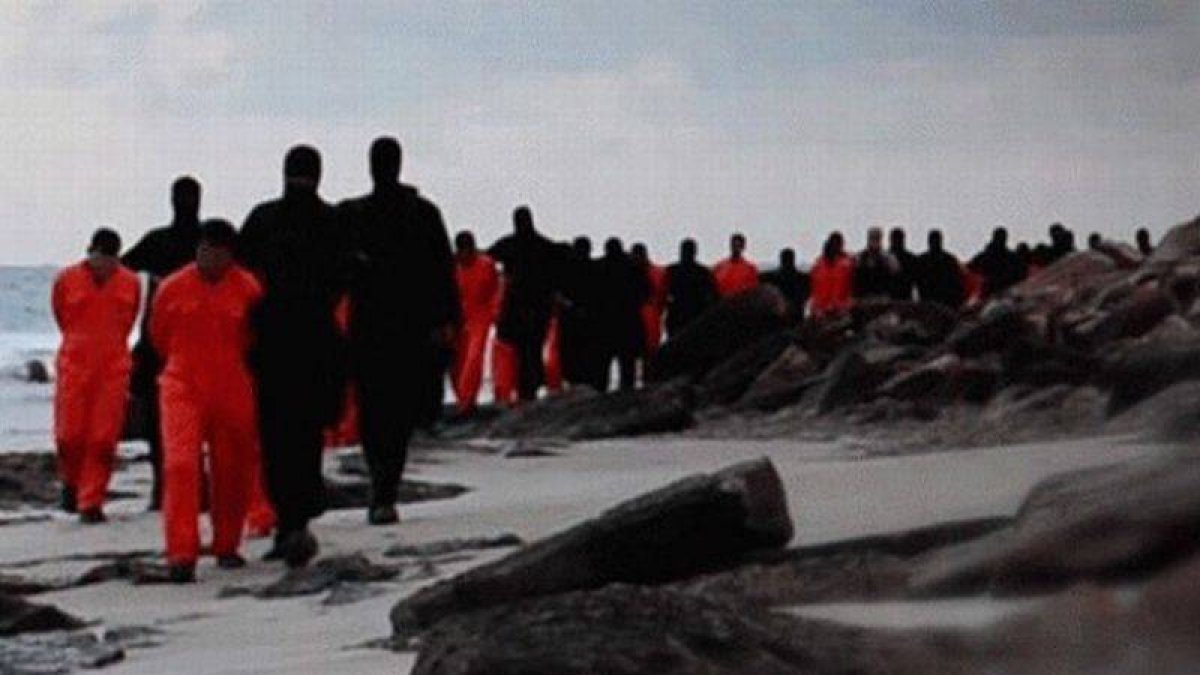 Captura del vídeo difundido por el Estado Islámico donde muestra la decapitación de 21 cristianos coptos.-Foto: TWITTER