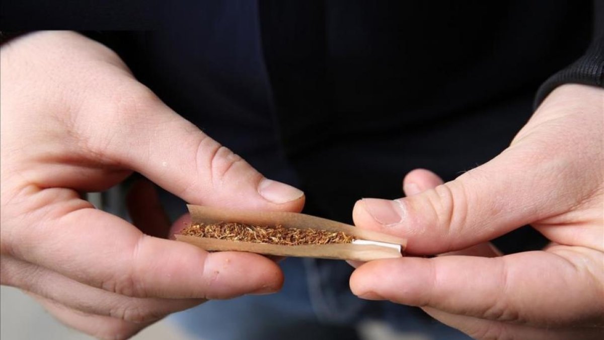 Un joven se prepara un cigarrillo con tabaco de liar. HDS