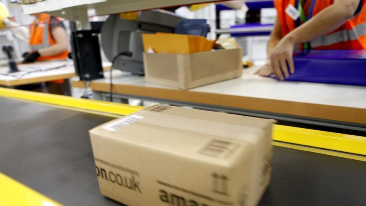 Centro logístico de Amazon.-