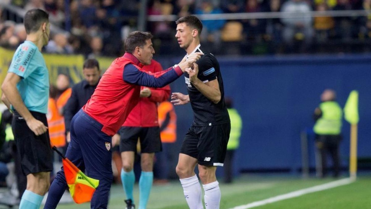 Clement Lenglet habla con Eduardo Berizzo, en Vila-real.-DOMÉNECH CASTELLÓ (EFE)