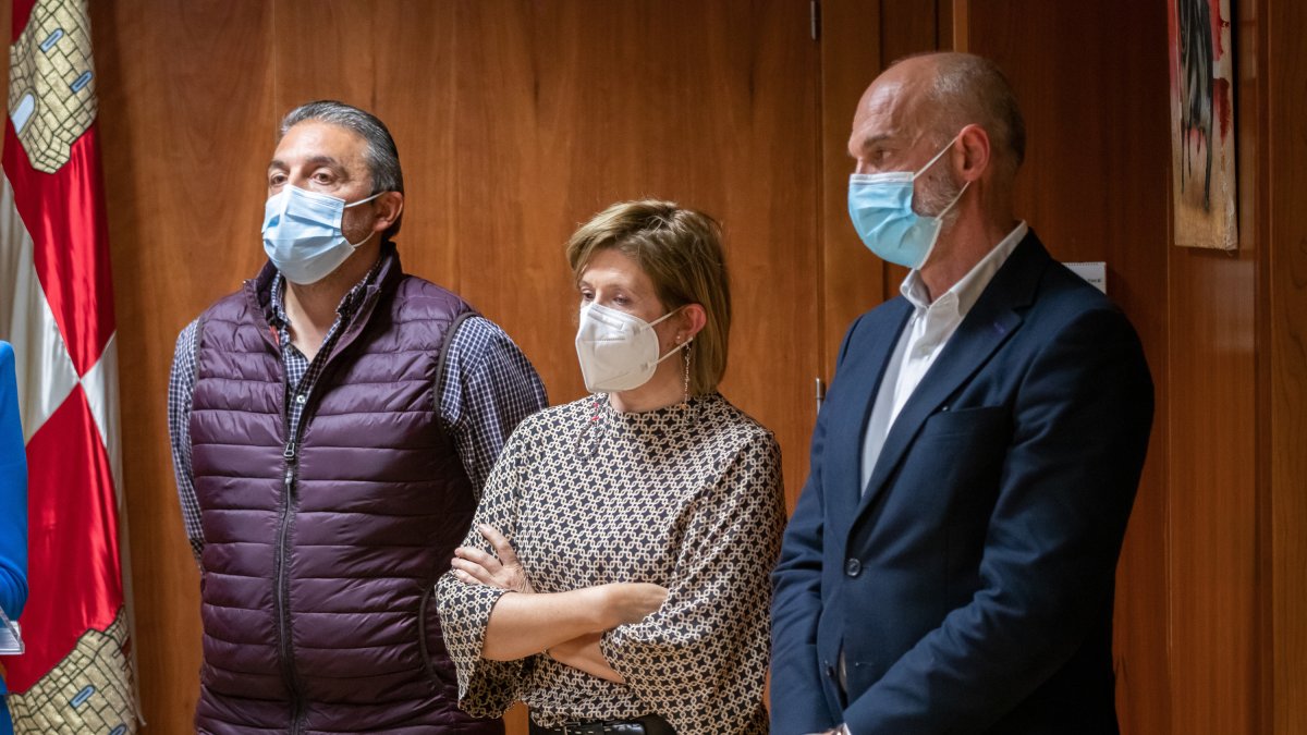 Pablo Soria de UGT, Amor Pérez de CCOO y el director de la planta de Ondara, Antonio Carrión. GONZALO MONTESEGURO
