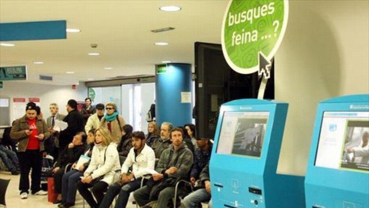 Parados en la sala de espera de una oficina de empleo de la Generalitat.-ACN