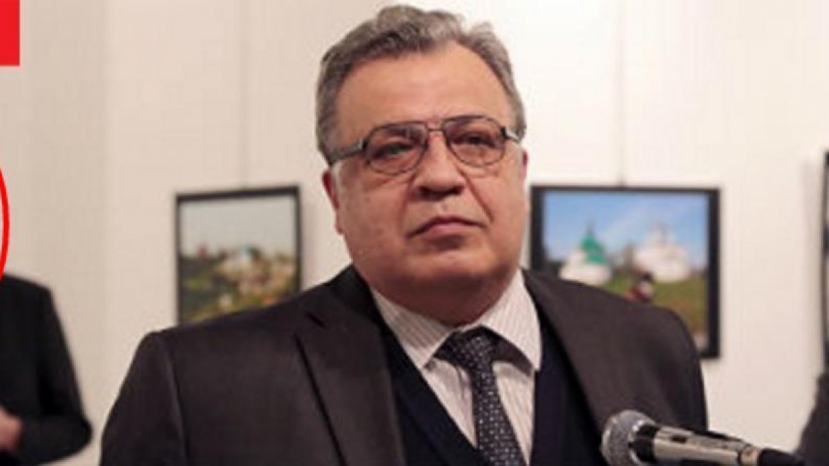 El asesino del embajador estaba justo detrás de él cuando daba su discurso.-