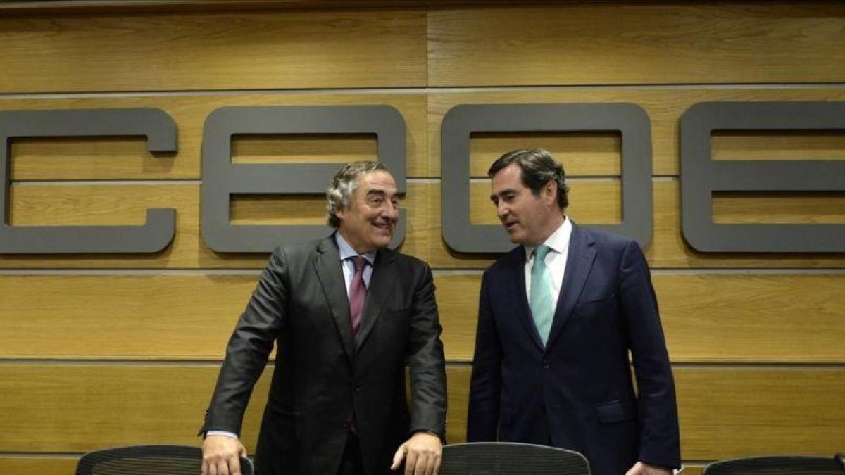 Los presidentes de CEOE, Juan Rosell, y de de Cepyme, Antonio Garamendi, en junio del 2018.-EFE / VICTOR LERENA