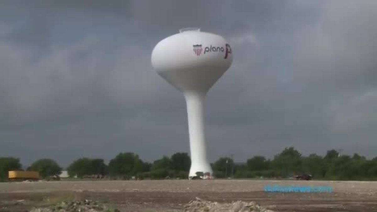 Vídeo del espectacular derribo de un tanque de agua en Texas, que fue talado como si fuera un árbol.-Foto: YOUTUBE