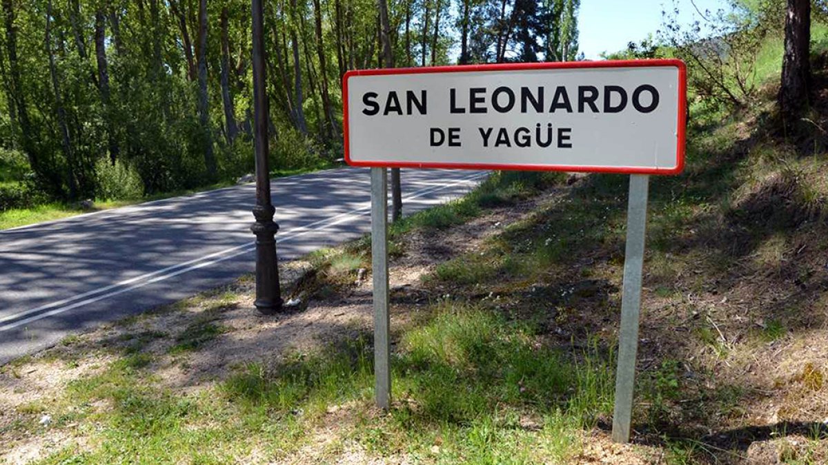 Cartel indicador de la localidad de San Leonardo de Yagüe. MARIO TEJEDOR