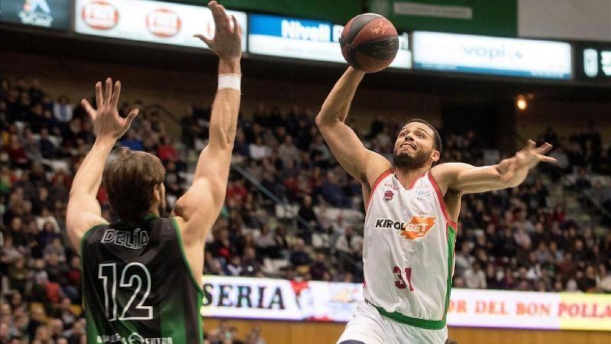 El jugador del Baskonia Shields entra a canasta en presencia de Delía.-MARTA PÉREZ (EFE)