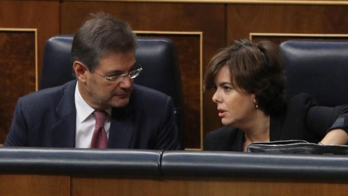 La vicepresidenta del Gobierno, Soraya Sáenz de Santamaría, en el Congreso, junto al ministro de Justicia, Rafael Catalá.-EFE / J. J. GUILLÉN
