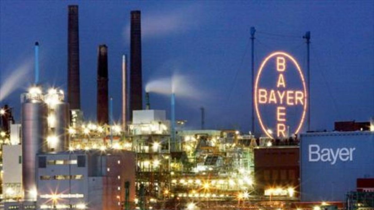 Naves industriales de Bayer en la localidad alemana de Leverkusen.-EFE / OLIVER BERG