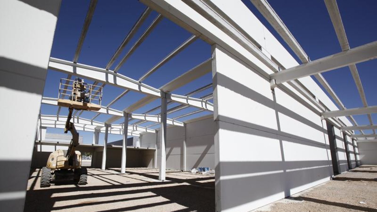 Trabajos de construcción en unas naves del polígono de Valcorba.-LUIS ÁNGEL TEJEDOR