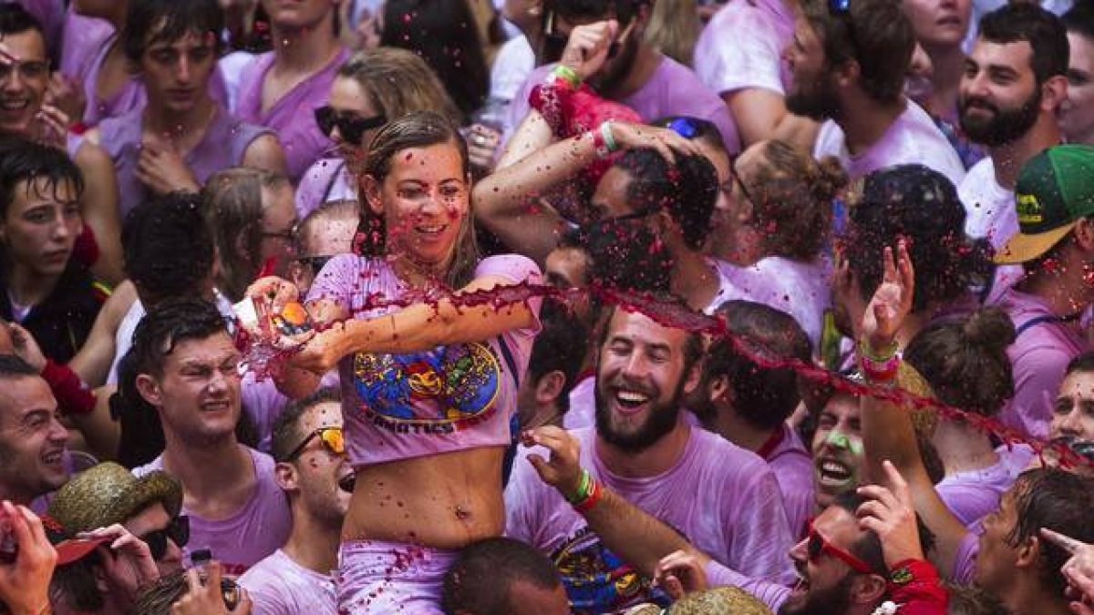 Cientos de pamplonicas celebran el inicio de los Sanfermines.-Foto: Andres Kudacki / AP