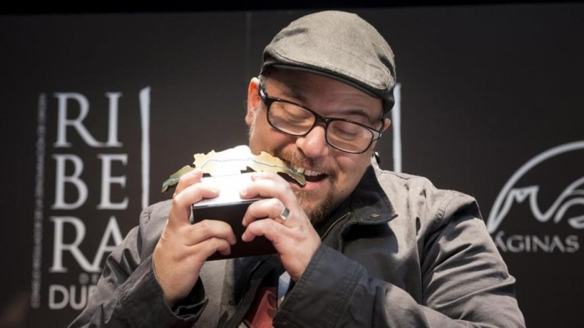 El autor mexicano Antonio Ortuño recibe el V Premio Ribera del Duero de narrativa breve en Madrid.-EFE / LUCA PIERGIOVANNI