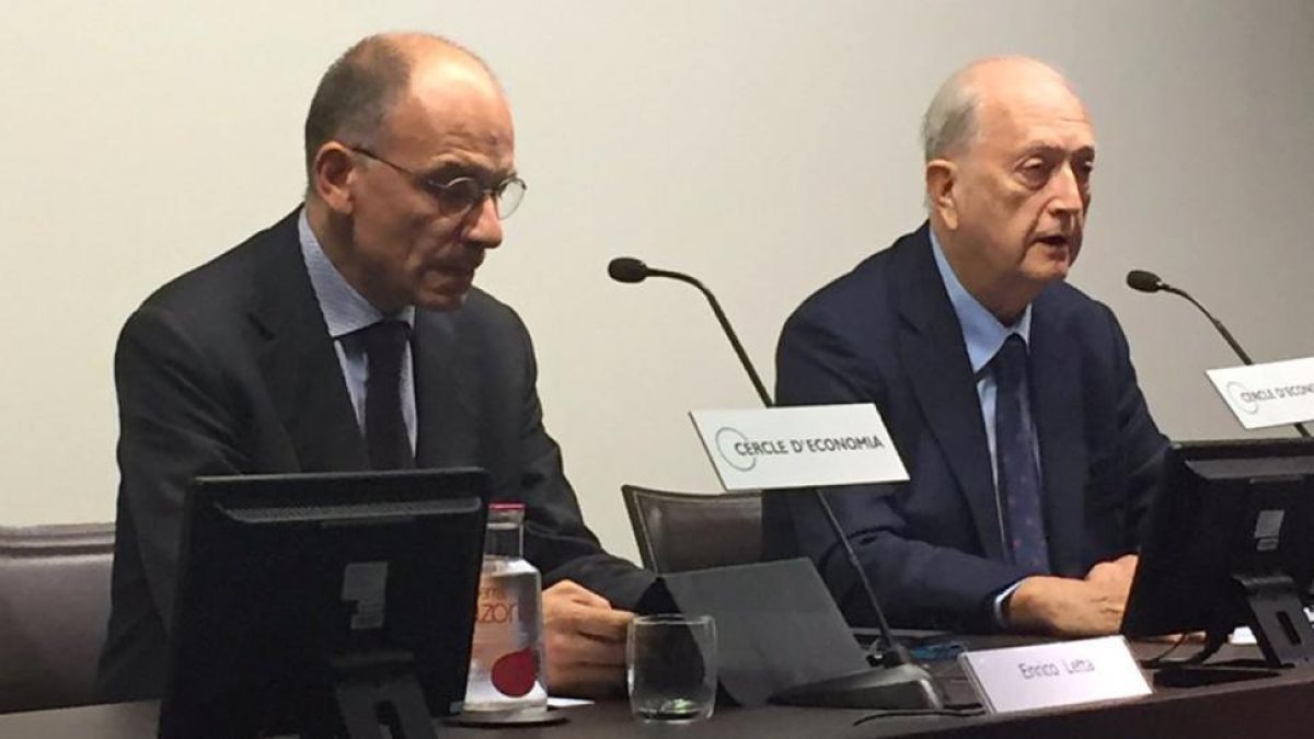Enrico Letta, izquierda, con Joan Josep Brugera, en el Círculo de Economía-JOAN PUIG