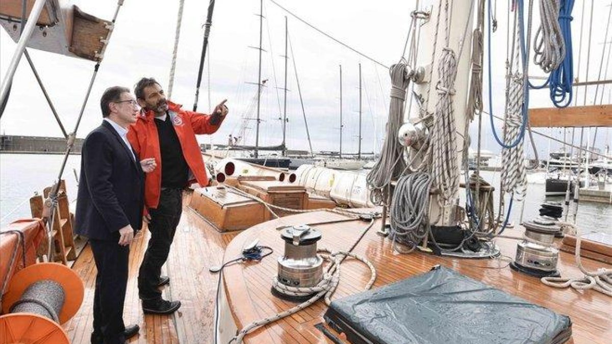 El director general de la Fundación la Caixa, Jaume Giró (izquierda), y el fundador y director de Open Arms, Òscar Camps, a bordo del ’Astral’, en el Moll de la Fusta de Barcelona.-FUNDACIÓN LA CAIXA