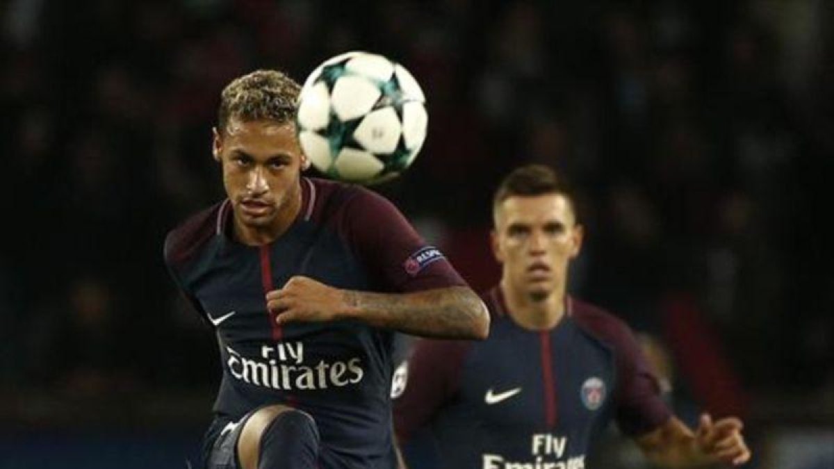 Neymar prueba el disparo ante el Bayern en la Liga de Campeones.-AP / THIBAULT CAMUS