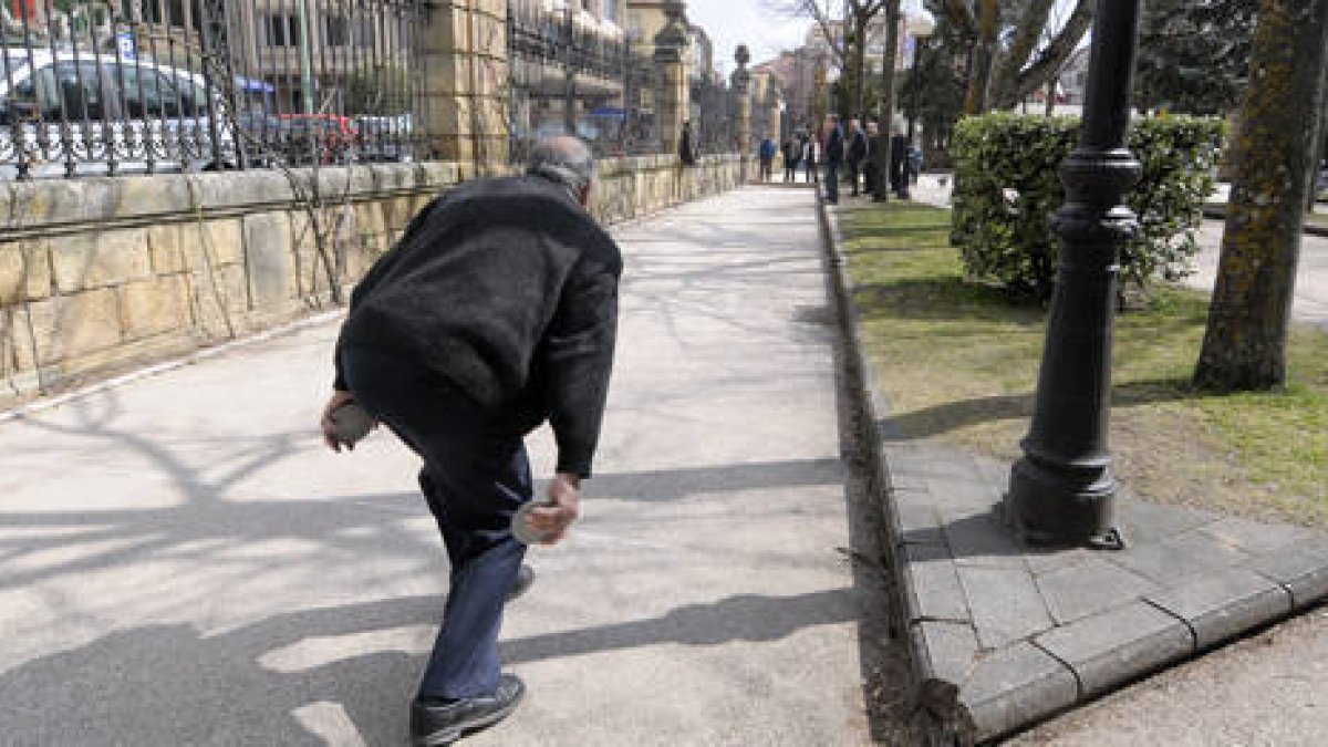 Un mayor juega a la petanca en la Dehesa. / ÁLVARO MARTÍNEZ-