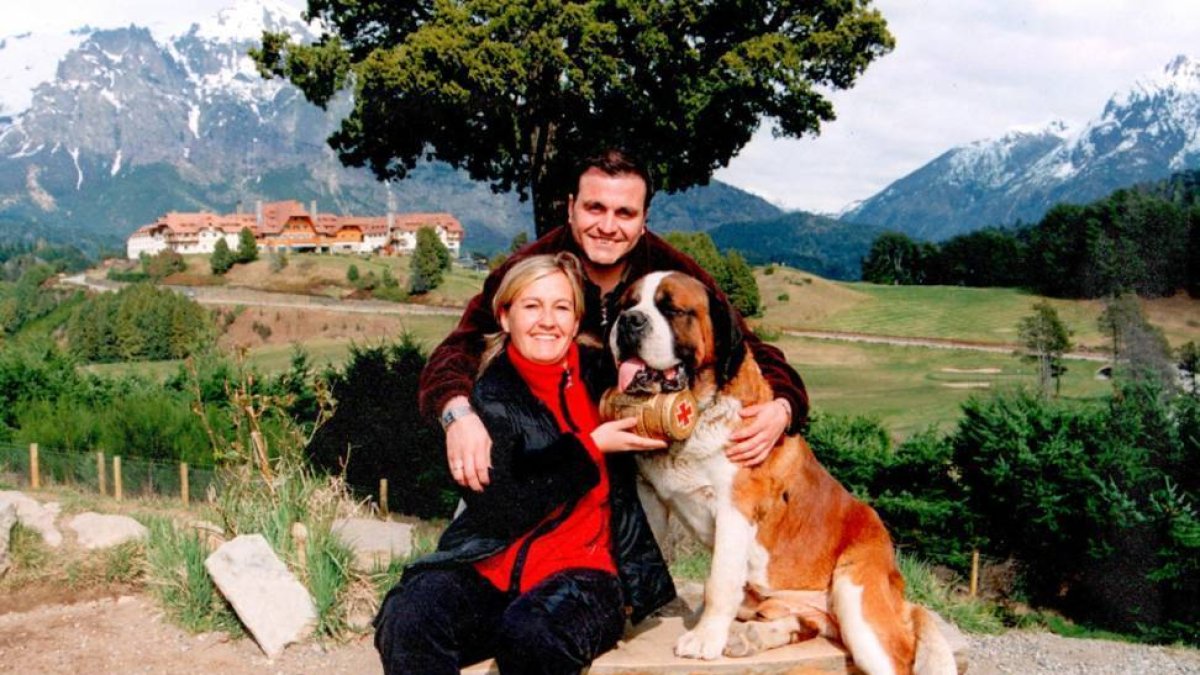 El hostelero en Bariloche (Argentina) junto a su mujer.-CEDIDA