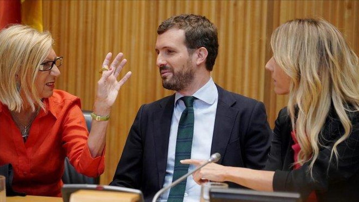 La fundadora de UPD, Rosa Díez; el presidente del PP, Pablo Casado, y la portavoz del grupo parlamentario conservador, Cayetana Álvarez de Toledo, en el acto del Congreso ’Españoles en defensa de lo común’.-JOSÉ LUIS ROCA