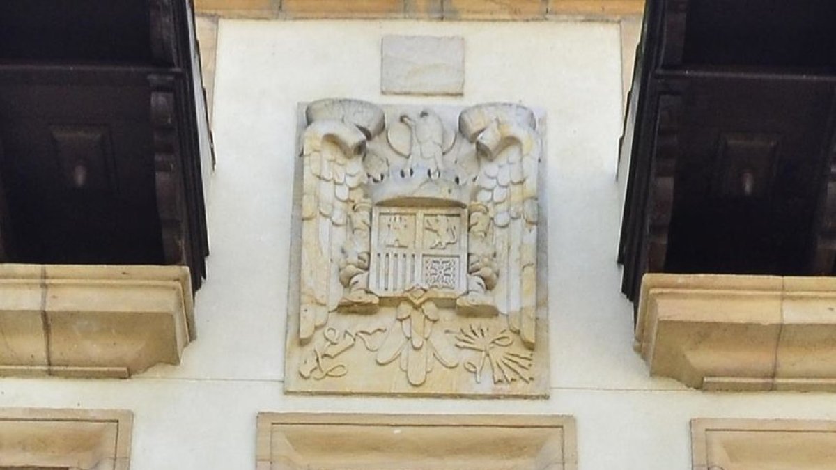Escudo franquista en el Ayuntamiento de Vinuesa. HDS