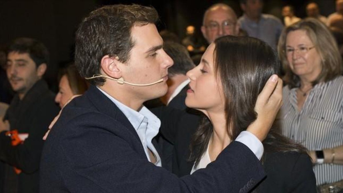 Rivera y Arrimadas se saludan en el teatro Goya de Barcelona.-EFE / ALEJANDRO GARCÍA