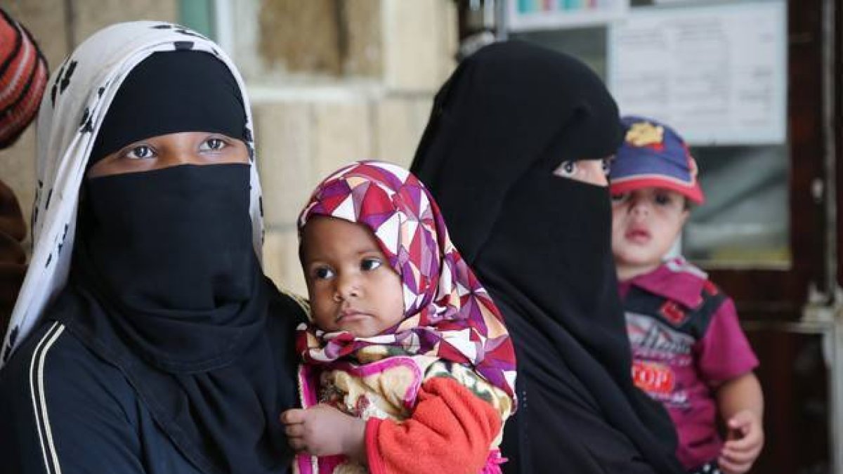 Una mujer yemení sostiene en brazos a su hija, en Saná.-Foto:   Abeer Etefa / AP / ABEER ETEFA