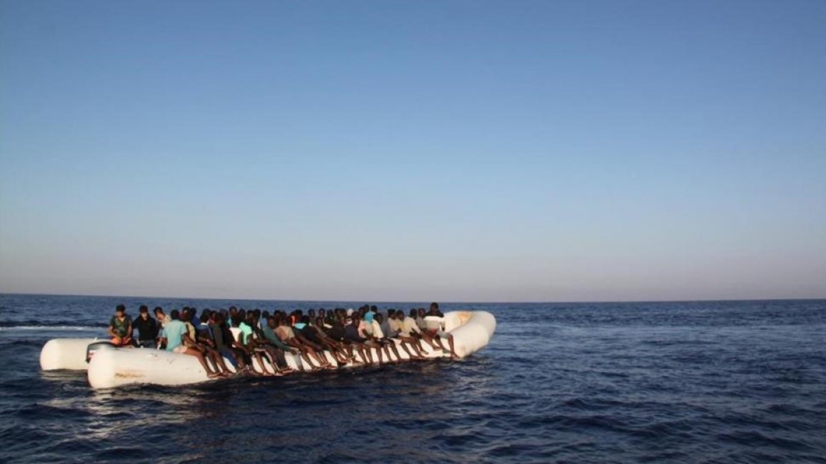 Un centenar de inmigrantes apiñados en una lancha neumática en las costas de Libia, este miércoles.-JAVIER TRIANA