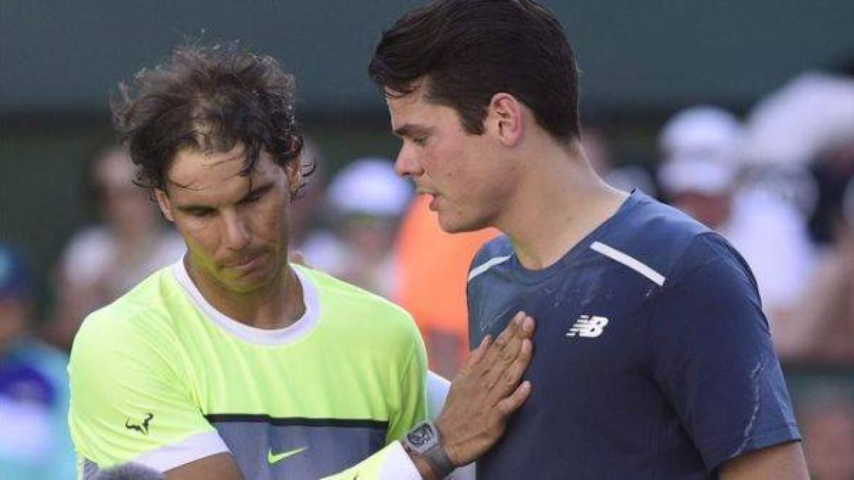Nadal felicita a Raonic tras la victoria del canadiense en Indian Wells.-Foto: EFE / DANIEL MURPHY