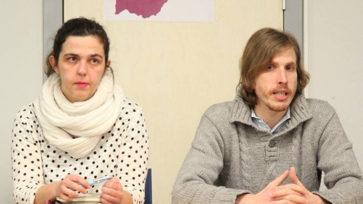 El secretario regional de Podemos, Pablo Fernández, presenta los miembros de su equipo que concurren a las primarias para la configuración de la lista autonómica. En la imagen, junto con la periodista Natalia del Barrio, única candidata a la secretaría pr-Ical