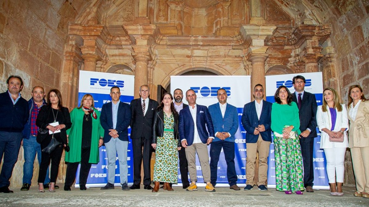 Foto de familia de los galardonados en los Premios FOES - MARIO TEJEDO