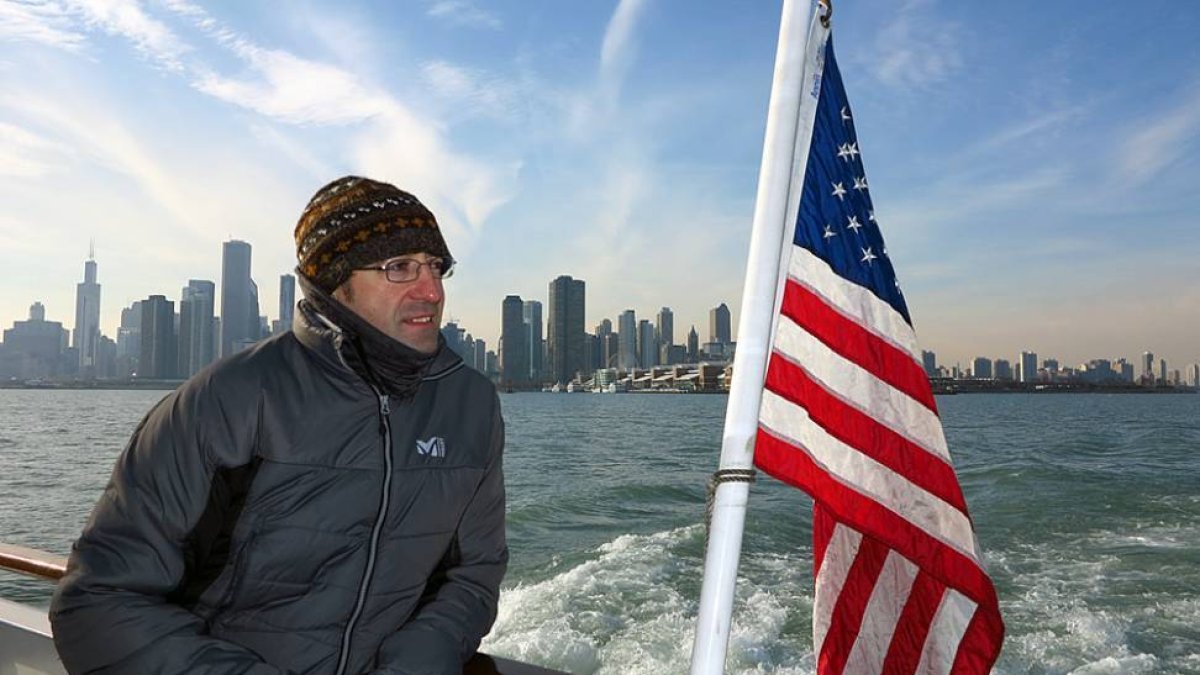 Nacho Martínez frente al ‘skyline’ de Dallas junto a una bandera de Estados Unidos.-